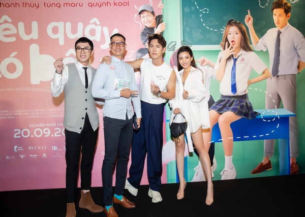 trang le khoe chan thon dai ben trai dep song luan huy khanh