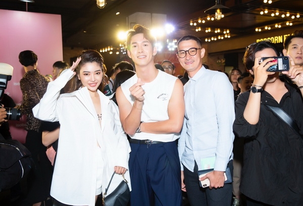 trang le khoe chan thon dai ben trai dep song luan huy khanh