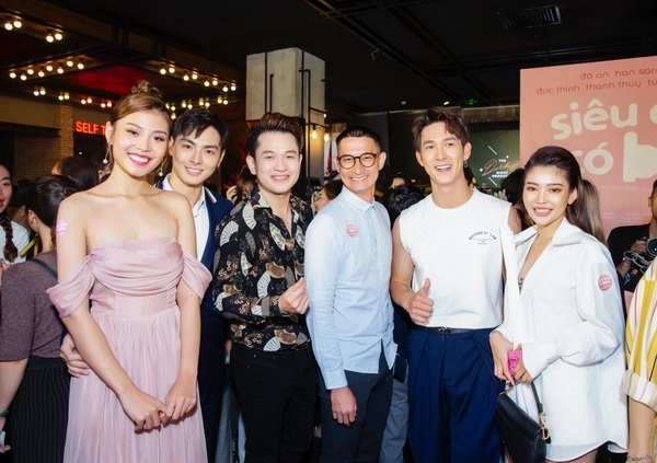 trang le khoe chan thon dai ben trai dep song luan huy khanh