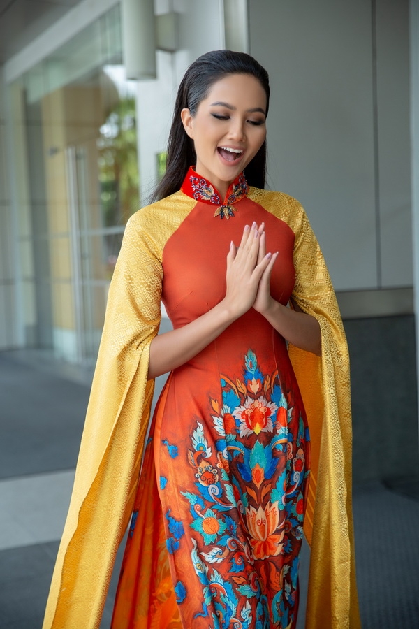 hoa hau hhen nie dien ao dai xuat hien rang ro tai thai lan