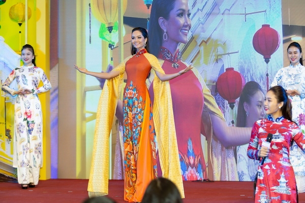 hoa hau hhen nie dien ao dai xuat hien rang ro tai thai lan