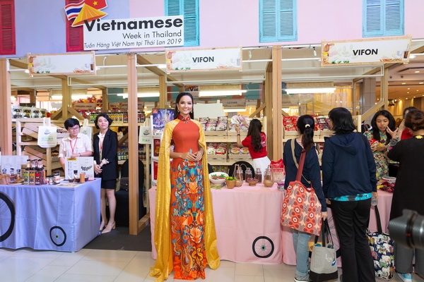 hoa hau hhen nie dien ao dai xuat hien rang ro tai thai lan