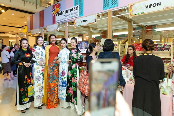 hoa hau hhen nie dien ao dai xuat hien rang ro tai thai lan