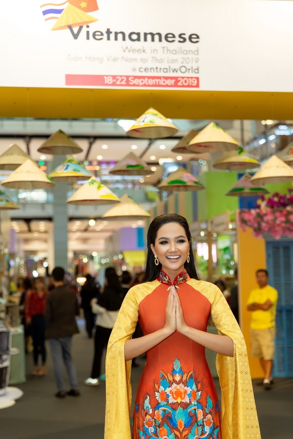 hoa hau hhen nie dien ao dai xuat hien rang ro tai thai lan