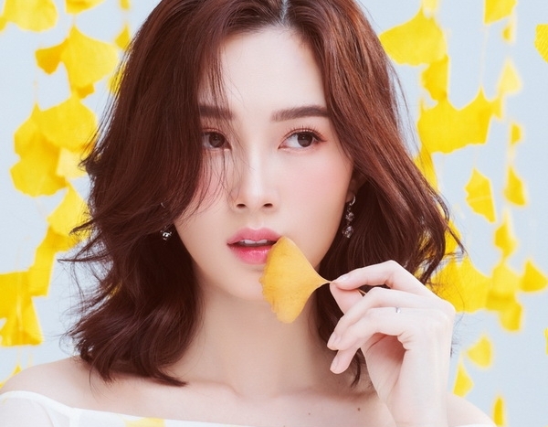 Hoa hậu Đặng Thu Thảo khoe vẻ ngọt ngào, cuốn hút sau sinh con