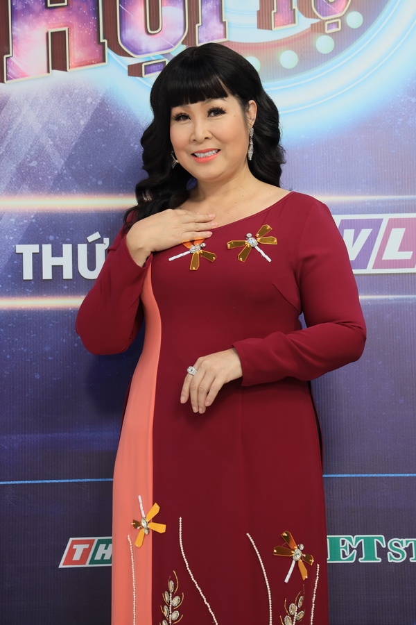nsnd hong van ap luc khi tro thanh giam khao tinh hoa hoi tu mua 2