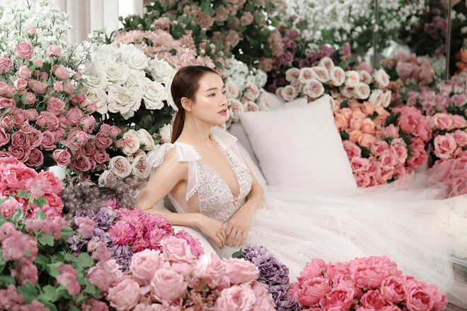 nha phuong mac vay cuoi khoe vong mot goi cam