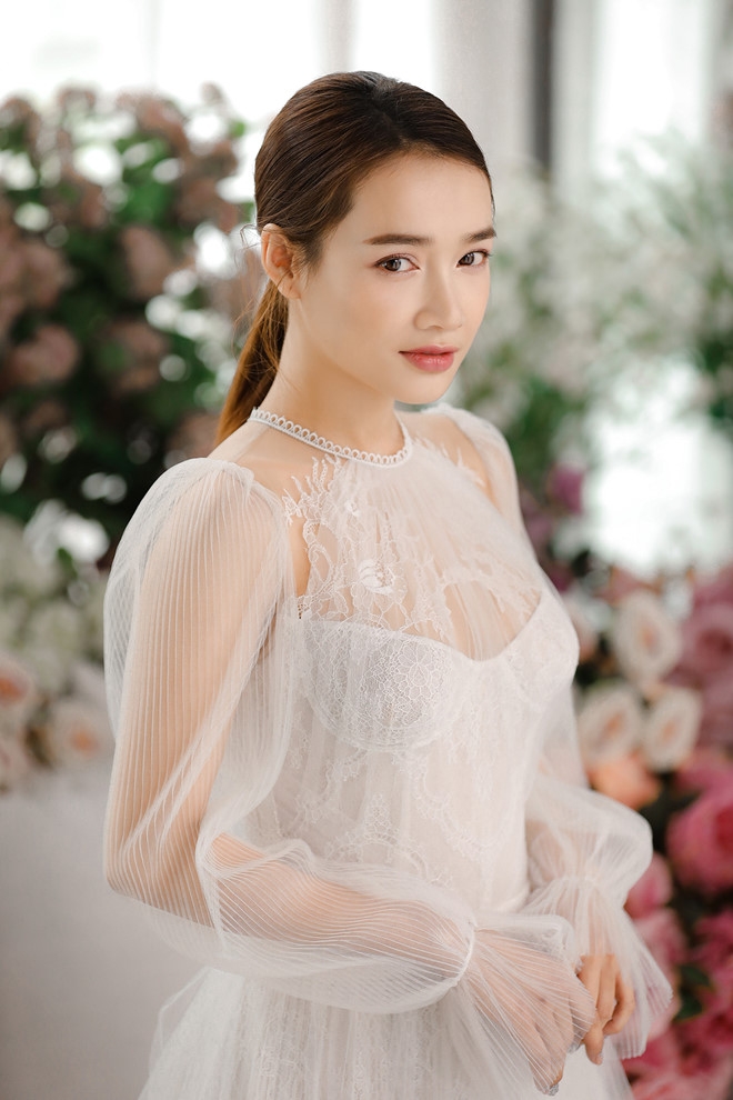 nha phuong mac vay cuoi khoe vong mot goi cam