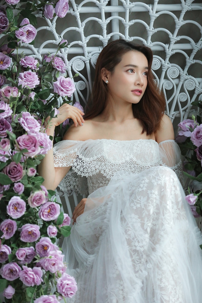 nha phuong mac vay cuoi khoe vong mot goi cam