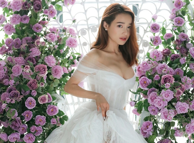 nha phuong mac vay cuoi khoe vong mot goi cam