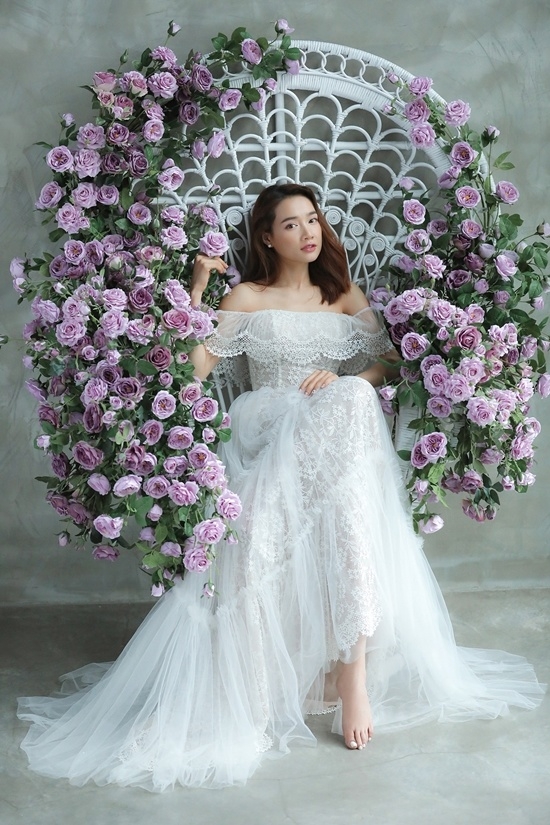 nha phuong mac vay cuoi khoe vong mot goi cam