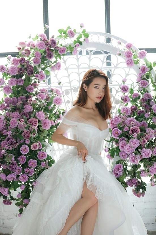 nha phuong mac vay cuoi khoe vong mot goi cam
