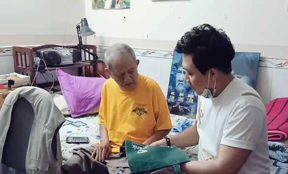 tran thanh den nha tham va gui tien giup nghe si mac can