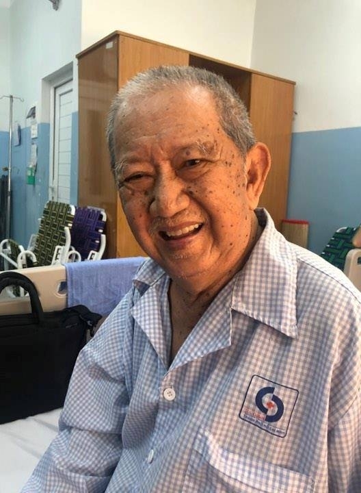 tran thanh den nha tham va gui tien giup nghe si mac can