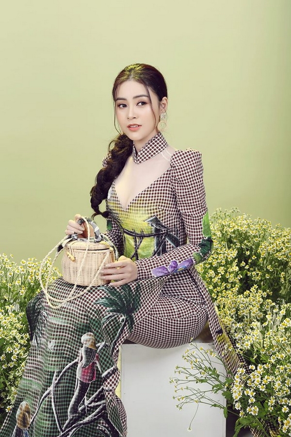 a hau kim thao khoe ve dep nen na voi ao dai