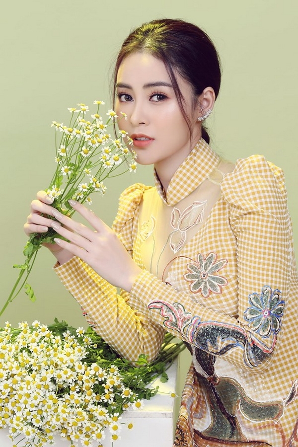 a hau kim thao khoe ve dep nen na voi ao dai