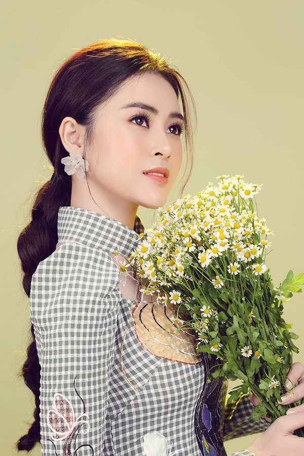 a hau kim thao khoe ve dep nen na voi ao dai