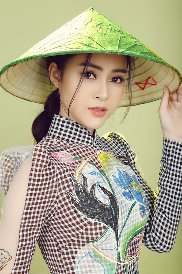 a hau kim thao khoe ve dep nen na voi ao dai