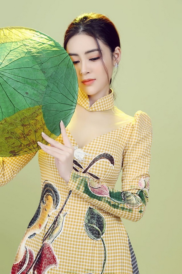 a hau kim thao khoe ve dep nen na voi ao dai