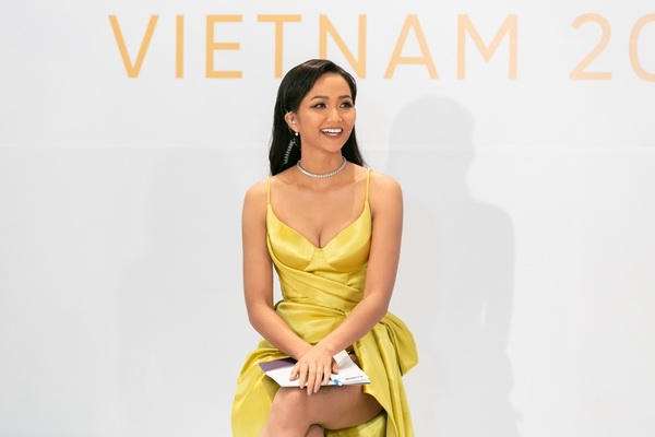 thuy van bat khoc vi bi hoa hau huong giang mang xuat hien nhu celeb