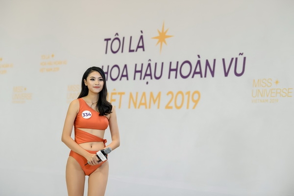 thuy van bat khoc vi bi hoa hau huong giang mang xuat hien nhu celeb