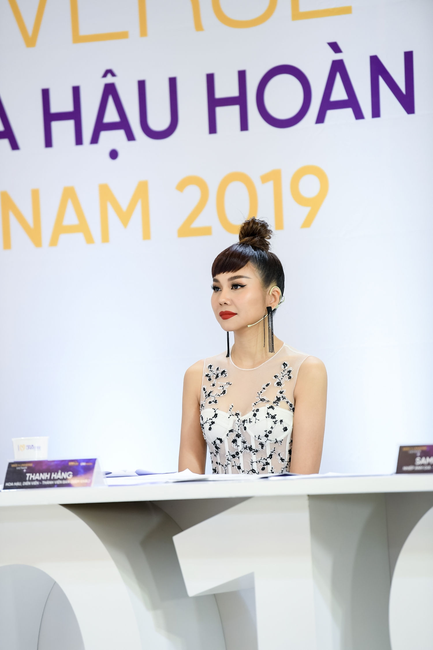 thuy van bat khoc vi bi hoa hau huong giang mang xuat hien nhu celeb