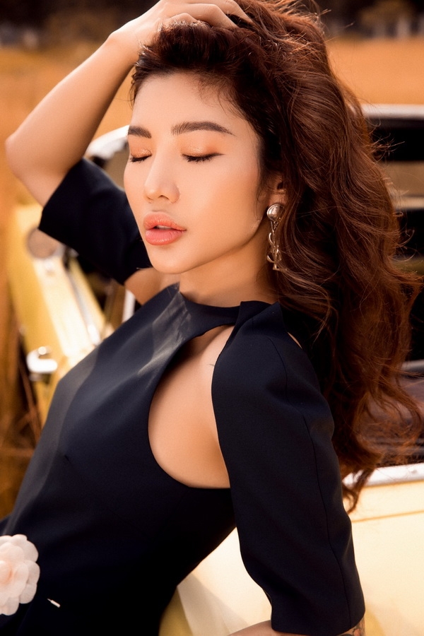 dien vien trang le khoe ve ngot ngao ben xe co