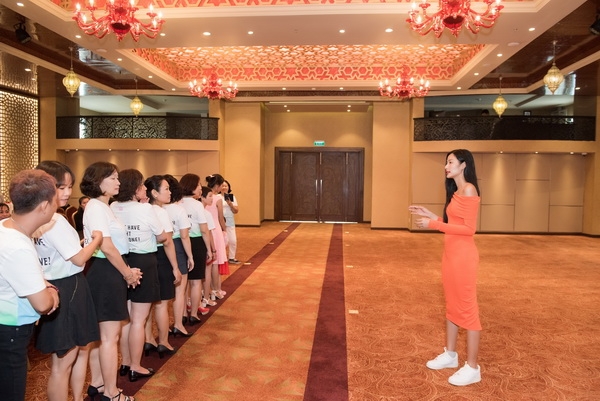a hau hoang thuy catwalk cung benh nhan ung thu