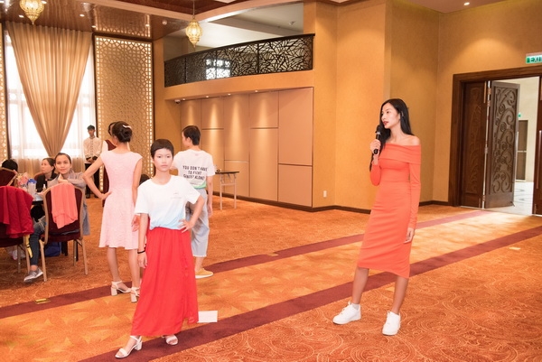 a hau hoang thuy catwalk cung benh nhan ung thu