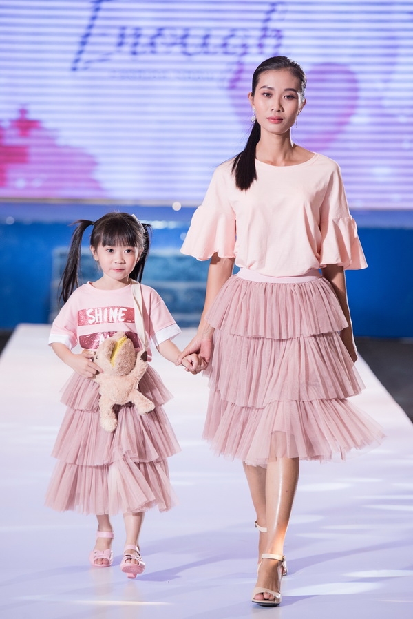 a hau hoang thuy catwalk cung benh nhan ung thu