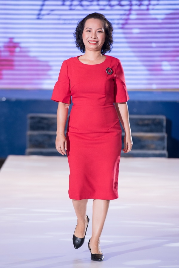 a hau hoang thuy catwalk cung benh nhan ung thu