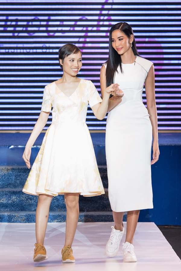 a hau hoang thuy catwalk cung benh nhan ung thu
