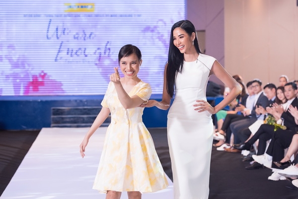 a hau hoang thuy catwalk cung benh nhan ung thu