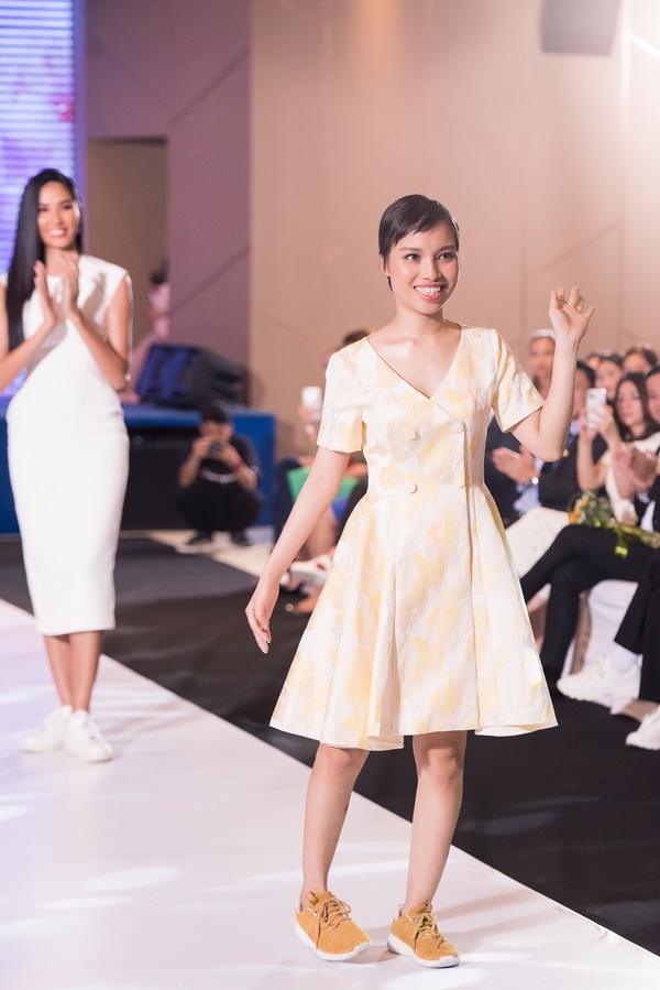 a hau hoang thuy catwalk cung benh nhan ung thu