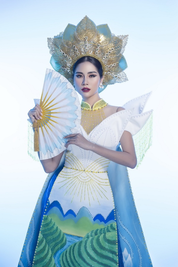 hoang hanh mang ho sen buc tranh tay bac len quoc phuc tai miss earth