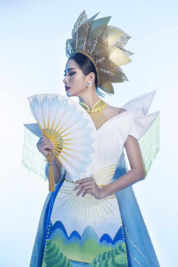 hoang hanh mang ho sen buc tranh tay bac len quoc phuc tai miss earth