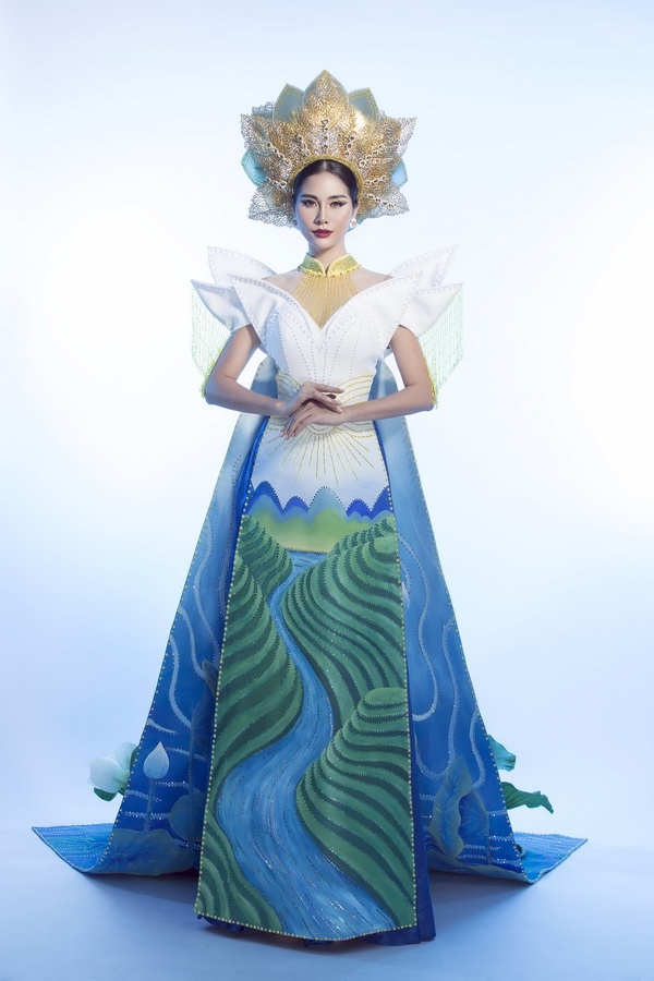 hoang hanh mang ho sen buc tranh tay bac len quoc phuc tai miss earth