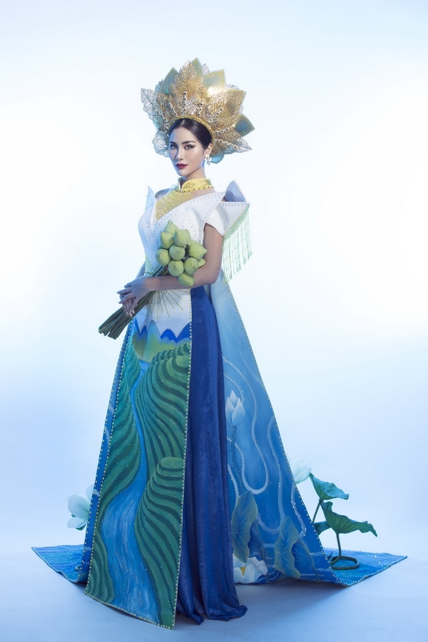 hoang hanh mang ho sen buc tranh tay bac len quoc phuc tai miss earth