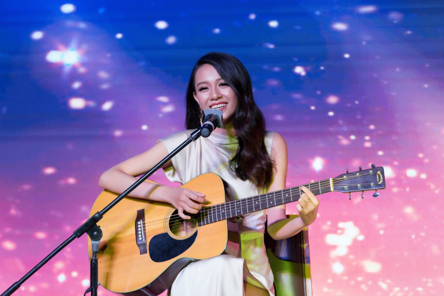 dan thi sinh hoa hau hoan vu viet nam khoe sac trong dem tiec tu thien