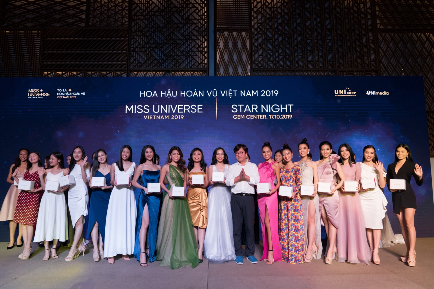 dan thi sinh hoa hau hoan vu viet nam khoe sac trong dem tiec tu thien