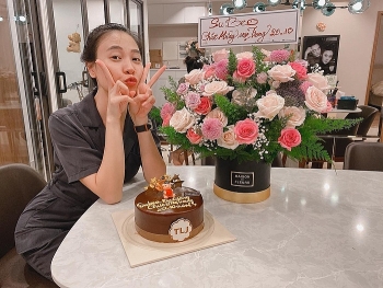 Đàm Thu Trang hạnh phúc khoe món quà Subeo tặng ngày 20/10