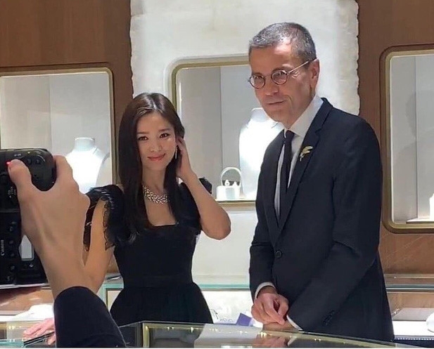 song hye kyo gay tranh cai vi khong huy su kien tuong nho sulli
