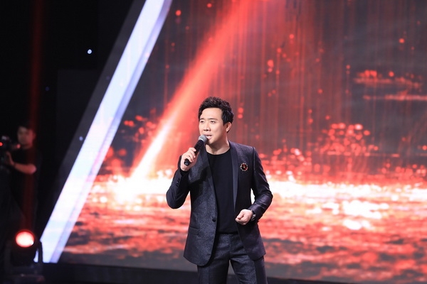 mc lai van sam va toc tien lam giam khao sieu tri tue viet nam