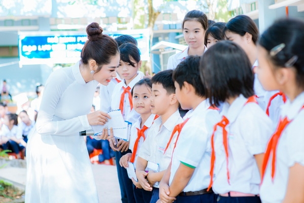 hoa hau di kha han ve truong cu trao hoc bong