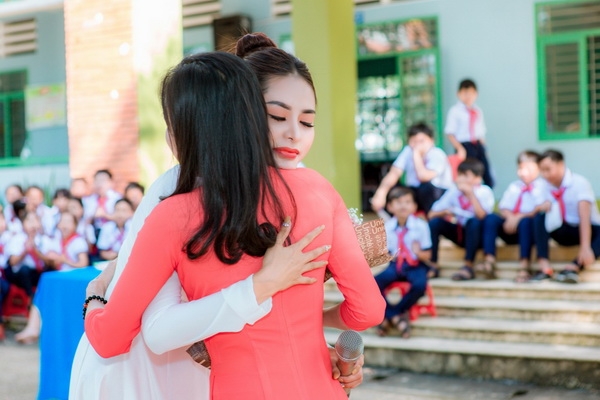 hoa hau di kha han ve truong cu trao hoc bong
