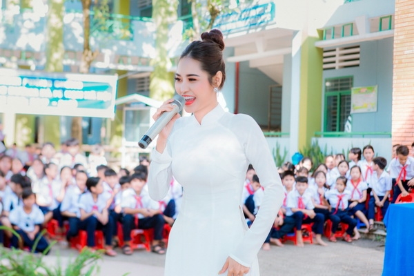 hoa hau di kha han ve truong cu trao hoc bong