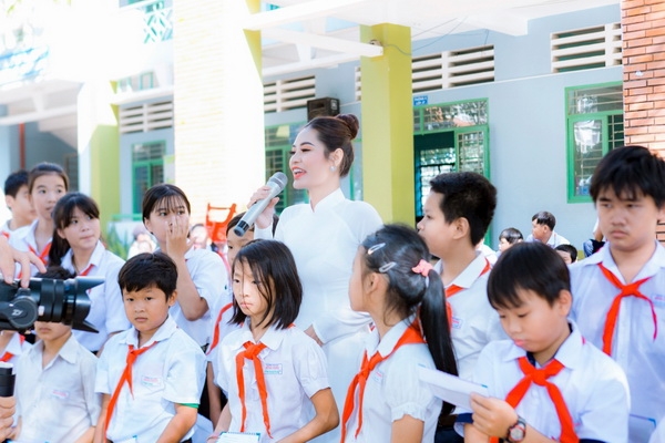 hoa hau di kha han ve truong cu trao hoc bong