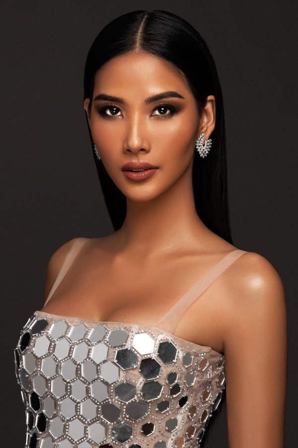 hoang thuy khoe than thai rang ngoi truoc them miss universe 2019