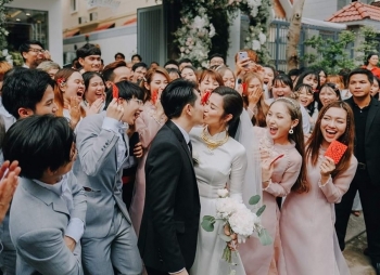 Ông Cao Thắng hôn Đông Nhi say đắm trong lễ ăn hỏi
