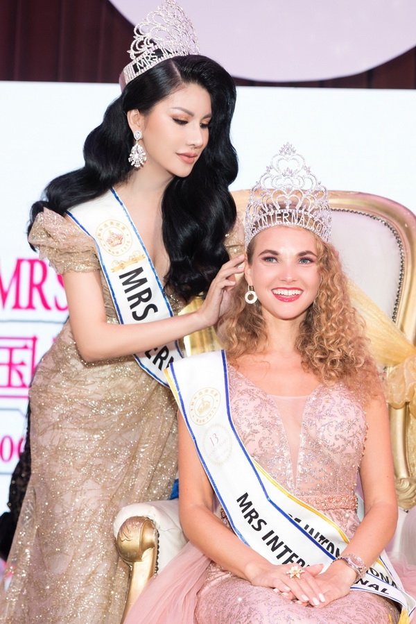 loan vuong trao vuong mien cho nguoi ke nhiem tai mrs international